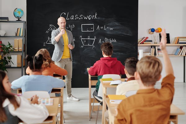 Vai trò của giáo viên là cung cấp cho học sinh nền tảng kiến thức và kỹ năng.